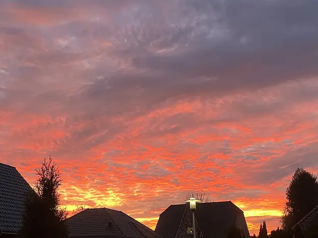 Für kurze Zeit färbte sich der Himmel über Seevetal in warmen Rottönen | Foto: sra