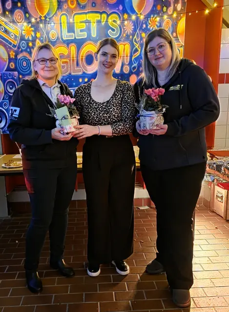 Übergabe des Präsents an Nicole Bade und Claudia Pfeiffer | Foto: Ingar Braf