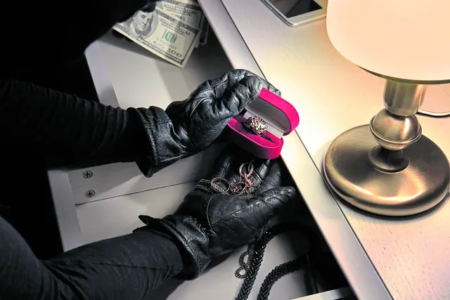 Ein Komplize klaute im Schlafzimmer Schmuck (Symbolfoto) | Foto: Adobe Stock/Africa Studio