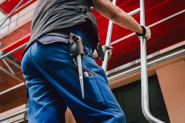 Klettert an den Häusern hoch hinaus: der Gerüstbauer. Auch beim Lohn geht es für ihn jetzt nach oben, sagt die IG BAU Hamburg | Foto:  IG BAU | Tobias Seifert