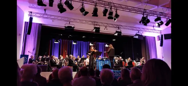 Musikalisches Highlight: die 16jährige begabte Geigerin Wolke Kampe spielt das ergreifende Solo zu "Schindlers Liste".  | Foto: Stadtorchester Winsen/Luhe e.V.