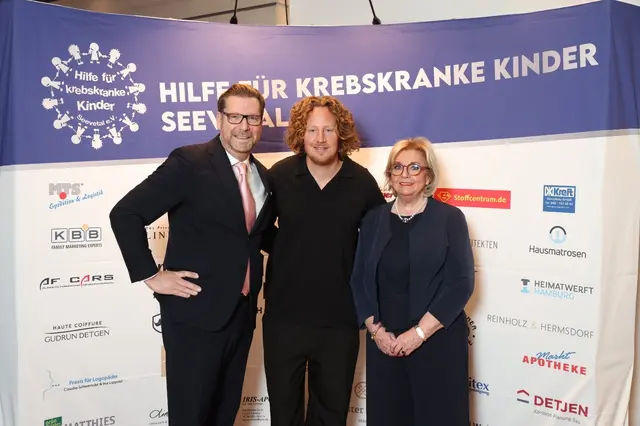 Anette Kosakowski und Lars Sammann (1. und 2. Vorsitzende des HKK) gemeinsam mit Sänger Michael Schulte | Foto: HKK