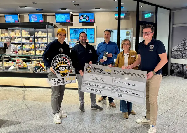 Norman Merten (Round Table), Jan Wiesch (Old Tablers), Torben Gedraht (Famila Markt Winsen), Andrea Kenne (Ambulater Hospizdienst Winsen), Philip Langhoff (Präsident Round Table) | Foto: Round Table 