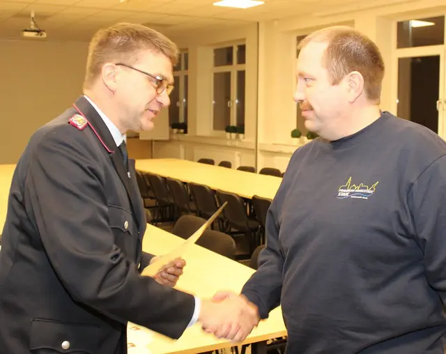Stadtbrandmeister Klaus-Daniel Ney (li.) verleiht das Ehrenzeichen an  Christoph Sonde | Foto: Stefan Braun/Feuerwehr Stade