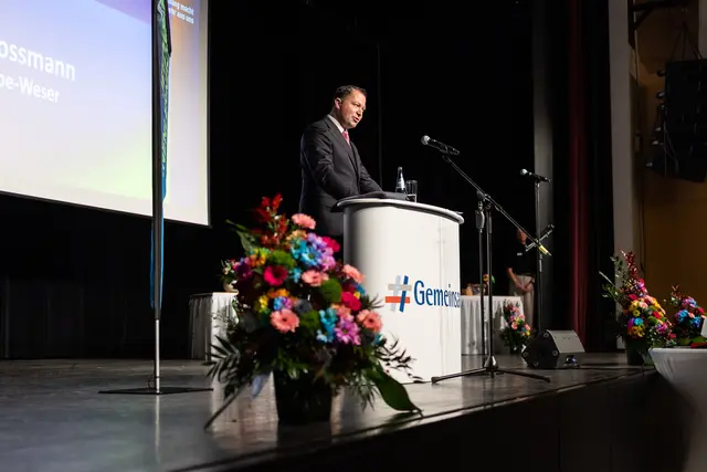 IHK-Präsident Sebastian Vossmann lobte Mut, Fleiß und Selbstdisziplin der jungen Absolventen | Foto: IHK Elbe-Weser/Jörg Struwe