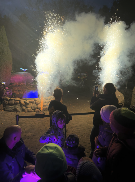 Mit einem Funkenregen beginnt der Rundgang – ein stimmungsvoller Auftakt für große und kleine Besucher | Foto: tml