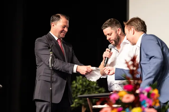 Jan Siebold verzauberte das Publikum und ließ sich dabei von IHK-Präsident Sebastian Vossmann (li.) und dem Leiter der Aus- und Weiterbildung, Dirk Immken (re.) assistieren | Foto: IHK Elbe-Weser/Jörg Struwe