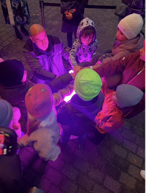 Mit vereinten Kräften: Die Kinder legen ihre Hände auf den Startknopf und lassen die LUMAGICA erstrahlen | Foto: tml