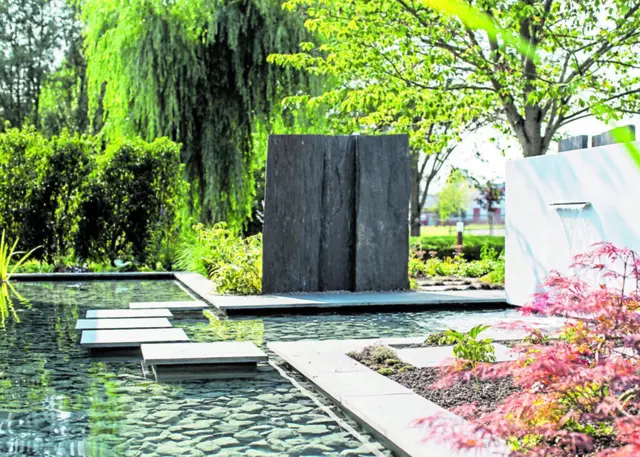 Zur Anlage gehört auch ein parkähnlicher Garten | Foto: Derk Machlitt