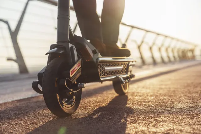 Der E-Scooterfahrer war schnell unterwegs (Symbolfoto) | Foto: AdobeStock/georgerudy