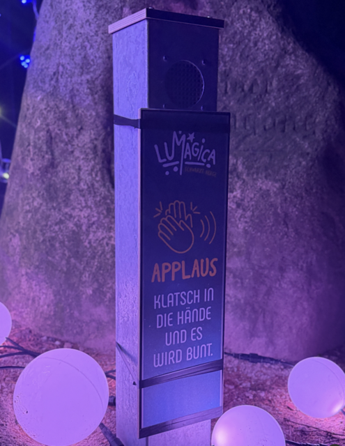 Einfach klatschen – und schon wird es bunt: Die interaktive Säule sorgt bei Kindern wie Erwachsenen für Begeisterung | Foto: tml