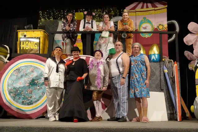 Das Ensemble der Theatergruppe TigerBär bringt mit viel Herz, Humor und Musik das Weihnachtsmusical „Toysies“ auf die Bühne der Mehrzweckhalle Elstorf | Foto: Theatergruppe TigerBär