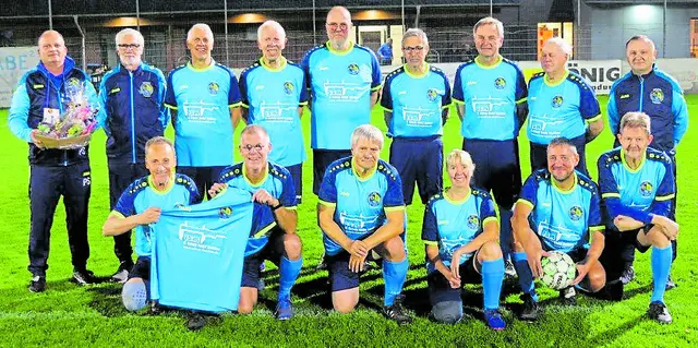 Die Gehfußballer der ASSG Himmelpforten/Hammah/Heinbockel mit ihren neuen Trikots | Foto: Marcus Lüthje