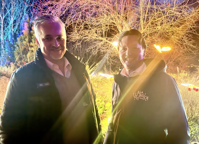 Strahlten mit der Beleuchtung um die Wette: Lars Otten (Wildpark Schwarze Berge) und Klaus Mark (MK Illumination) beim gelungenen Auftakt der diesjährigen LUMAGICA | Foto: tml