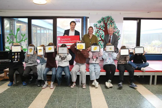 Landrat Rainer Rempe (re.) und Frederik Schröder (li.), Vorstandsmitglied der Sparkasse Harburg-Buxtehude, übergeben das Preisgeld an Schulleiterin Katharina General. | Foto: Landkreis_Harburg