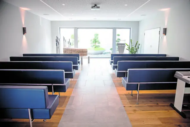 Der Trauerraum mit Blick ins Grüne. Hier ist auch ein Abschied am offenen Sarg möglich | Foto: Feuerbestattungen Stade