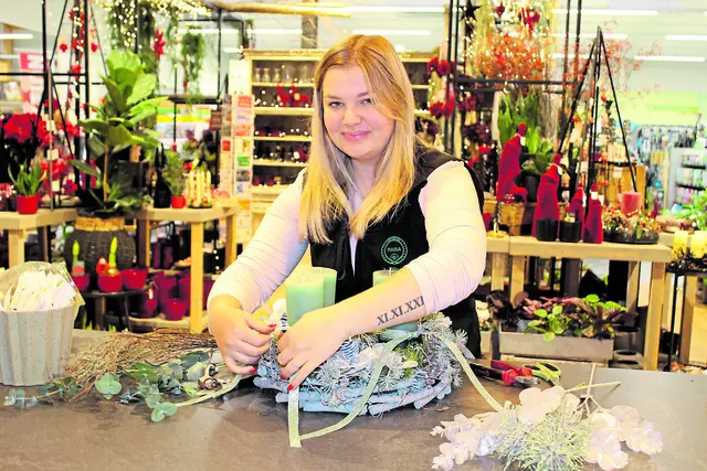 Floristin Alina Hölscher vom Raiffeisen-Markt der Raisa gestaltet eine adventliche Dekoration | Foto: sb