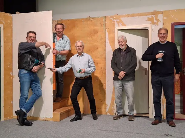 Die Bühnenbauer des plattdeutschen Theaters in Elstorf beim Aufbau des neuen Bühnenbilds | Foto: MGV Elstorf