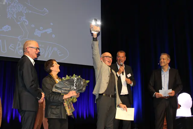 So sehen Sieger aus: Kulturpreisträger Ulf Petersen (Mi.) jubelt, während sich (v. li.) Laudator Dr. Christian Hummert, stellv. Landrätin Christa Beyer, Andreas Sommer, Vorstandsvorsitzender der Sparkasse Harburg-Buxtehude, und Moderator Christoph Reise mitfreuen | Foto: ce