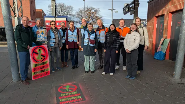 Gemeinsam für eine sauberere Gemeinde: Vertreterinnen und Vertreter der Verwaltung, des Klimaforums Neu Wulmstorf und des Landkreises Stade starten am S-Bahnhof die Anti-Kippen-Kampagne | Foto: Gemeinde Neu Wulmstorf