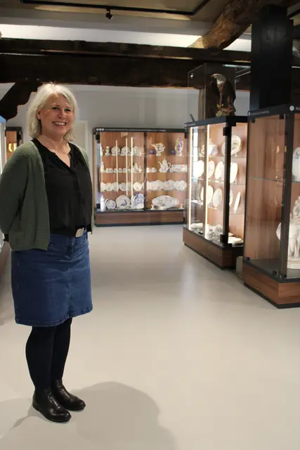 Christina Willkomm zeigt den Ausstellungsraum im Erdgeschoss | Foto: pöp