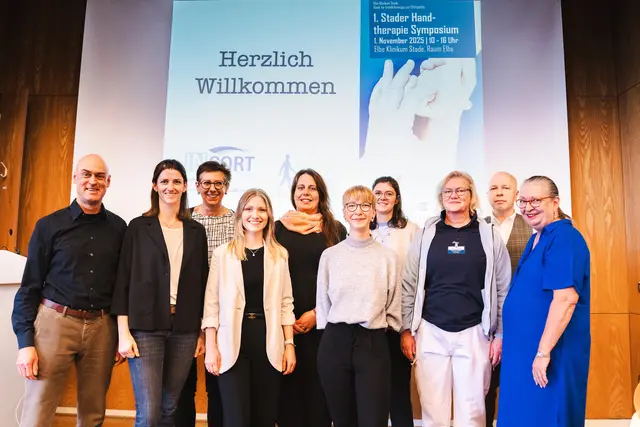 Die Initiatoren Prof. Bernd Hohendorff (li.) und Brigitte Hüning (2. v. li.) begrüßen mit den Referenten die Besucher des 1. Stader Handtherapiesymposiums | Foto: Elbe Kliniken
