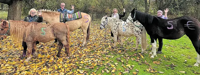 Bei der Spendenübergabe (v. li.): Dr. Marianne Kalinowsky, Udo Zimmermann (beide Rotary Club Buchholz in der Nordheide), Jutta Kaiser (Leiterin der Einrichtung) mit Jenny, einer Mitarbeiterin der Lebenshilfe

  | Foto: Roxana Maiwald (Lebenshilfe)