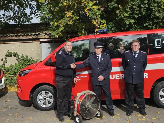 Übergabe des Lüfters vor dem neuen Einsatzfahrzeug. | Foto: FF Wiepenkathen