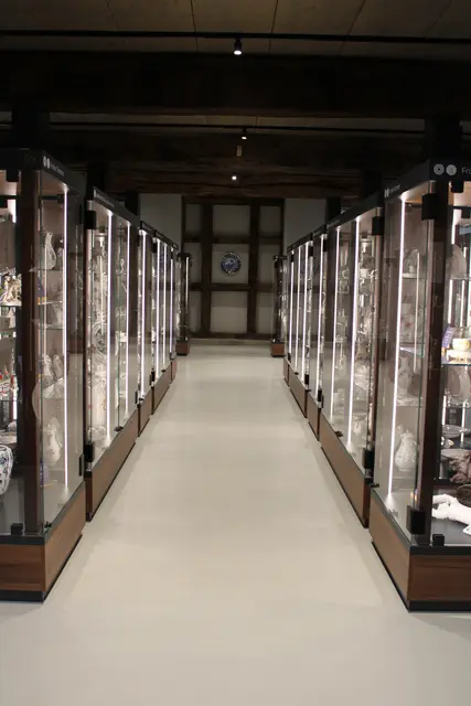 Anschauen, aber nicht anfassen: Die wertvollen Stücke sind hinter Glas platziert | Foto: pöp