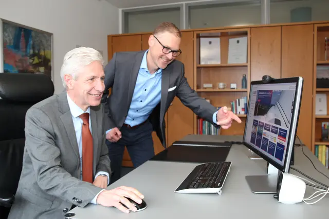 Für Landrat Rainer Rempe (li.) und Klimaschutzmanager Oliver Waltenrath ist der Energiewegweiser ein unverzichtbares Angebot für den Landkreis Harburg | Foto: Landkreis Harburg