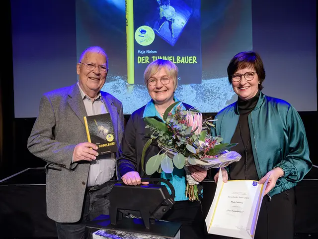 Preisträgerin Maja Nielsen (mi.) mit Protagonist Joachim Neumann und Bürgermeisterin Katja Oldenburg-Schmidt | Foto: Jan Iso Jürgens