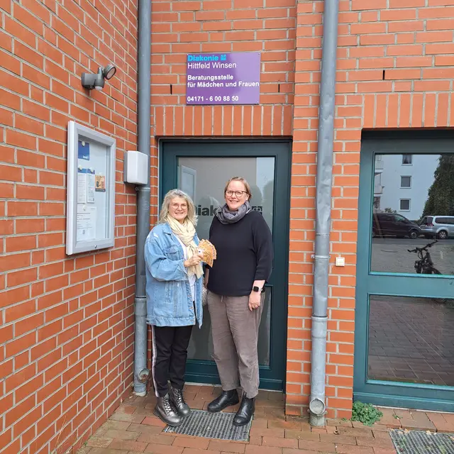 Eike Reich (li.) von FamilienSTELLE bei der Geldübergabe mit Dörthe Heien von der Beratungsstelle für gewaltbetroffene Mädchen und Frauen | Foto: FamilienSTELLE