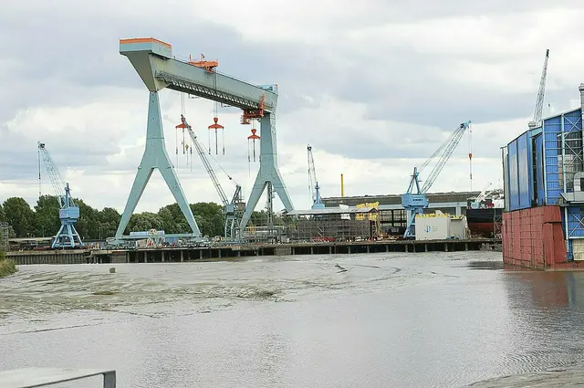 Der große Jucho-Portalkran soll als Industriedenkmal auf dem Pella-Sietas-Gelände erhalten bleiben. Die vier kleinen Kräne sind längst abgebaut | Foto: sla