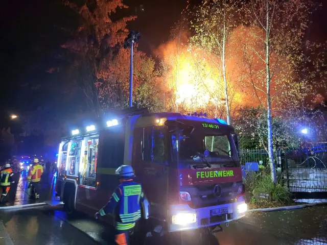 Die Feuerwehren aus der Region waren in der Spitze mit 135 Einsatzkräften vor Ort | Foto: Andreas Feldtmann, stellv. Pressesprecher der FF Seevetal