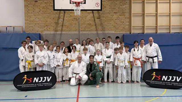 Rund 30 Kinder und Jugendliche aus dem Bezirk Lüneburg des Niedersächsischen Ju-Jutsu Verbandes (NJJV) sowie ihre Trainerinnen und Trainer nahmen an dem Lehrgang in Ramelsloh teil.
Vorne: Jan Eggert, Spartenleiter Ju-Jutsu im MTV Ramelsloh (links) und Referent Dennis Dübel; ganz rechts: Helmut Henning, Vorsitzender des Bezirks Lüneburg des NJJV. | Foto: Jan Eggert, MTV Ramelsloh