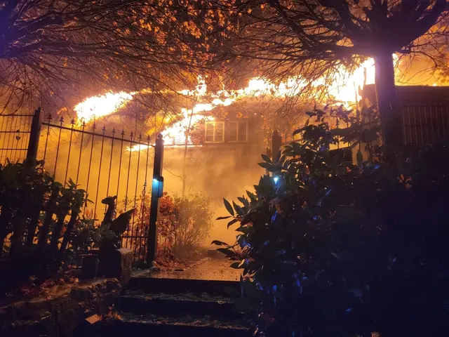 Das 1790 erbaute, reetgedeckte Fachwerkhaus wurde ein Raub der Flammen | Foto: Andreas Feldtmann/stellv. Pressesprecher der FF Seevetal