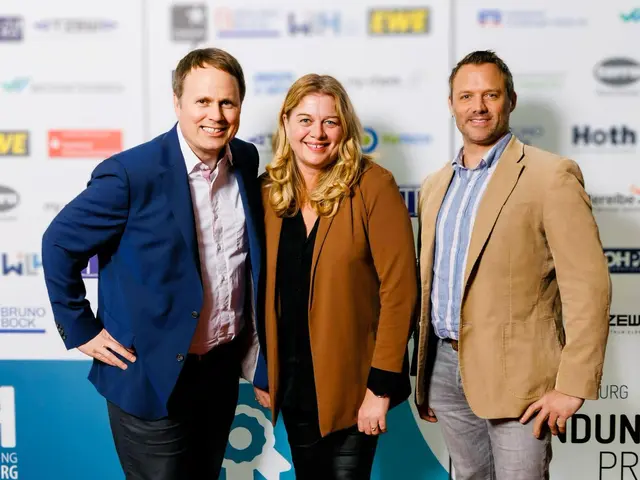 WOCHENBLATT Geschäftsführer Christoph Kunst, Mediaberaterin Sabine Falke und Digitalexperte Björn Beutler besuchten die zahlreichen Messestände der Gründerpreis 2025 Teilnehmer | Foto: Hauke Gilbert