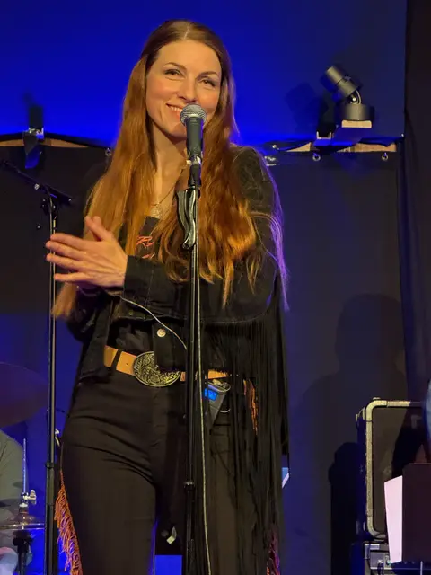 Die Sängerin bei ihrem Auftritt im Dörphus Hörsten im November 2025 | Foto: Matthias Clausen