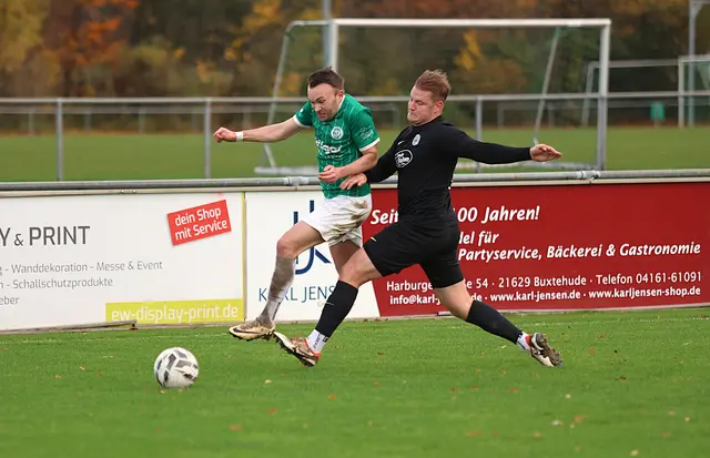 Packende Zweikämpfe lieferten sich im Derby der Elstorfer Jonas Lancker (li.) mit Ken Straßburg von der Eintracht Elbmarsch | Foto: cc