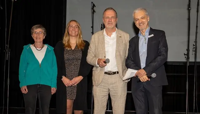 Sieglinde Winterstein (v. li.) (1. Vorsitzende Oekumenischer Hospizdienst Buchholz e.V.), Katharina Koch (Geschäftsführerin Hospiz Nordheide), Frank Kettwig (Kettwig-Design), Onne Hennecke (Geschäftsführer Empore Buchholz) | Foto: Frank_Kettwig