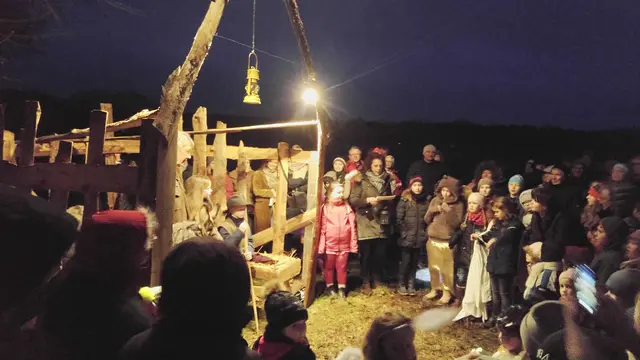 An einer beleuchteten Krippe versammeln sich Klein und Groß am Ende der Weihnachtswanderung.
 | Foto: A. Haefner