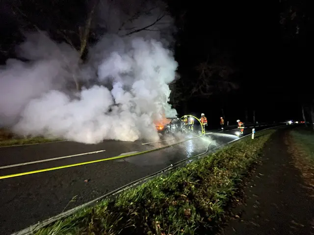 Aufgrund der starken Rauchentwicklung wurde mit Atemschutz gearbeitet | Foto: FF Maschen