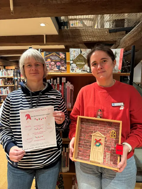 Das Team der Stadtbücherei Martina Bruer (li.) und Clara von der Heydt (re.) freut sich auf die Wichtelzeit in der Stadtbücherei | Foto: Stadt_Winsen