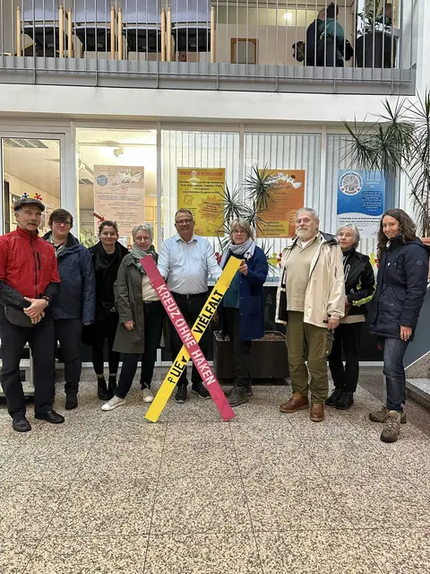Auch das Winsener Rathaus hat nun ein buntes Kreuz ohne Haken | Foto: Margot Schäfer