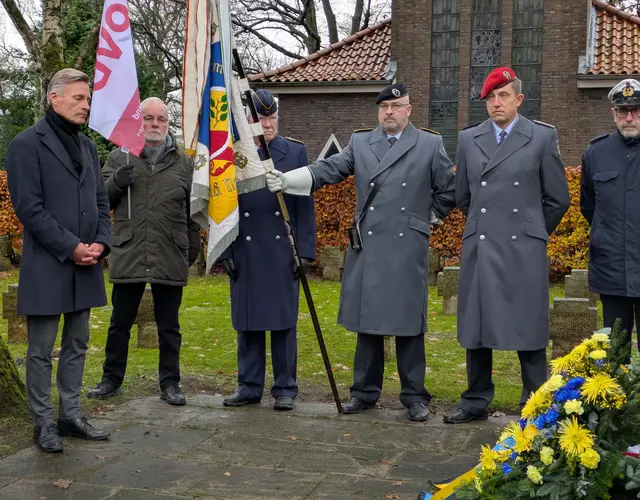 Bürgermeister Jan-Hendrik Röhse (li.) mit der Vertretung des SOVD (Sozialverband Deutschland) und Mitgliedern der Reservistenkameradschaft bei der Kranzniederlegung | Foto: Stadt_Buchholz