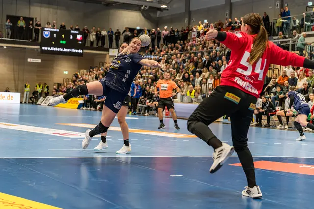 Jolina Huhnstock beim Wurf aufs gegnerische Tor | Foto:  Jürgen Wittholt