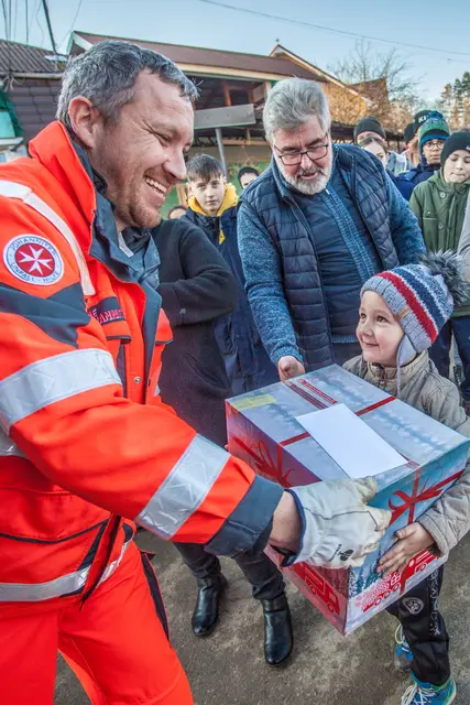 Die Hilfspäckchen des Johanniter-Weihnachtstruckers unterstützen Menschen in den ärmsten Regionen Osteuropas – dort, wo Hilfe am dringendsten benötigt wird | Foto: Johanniter