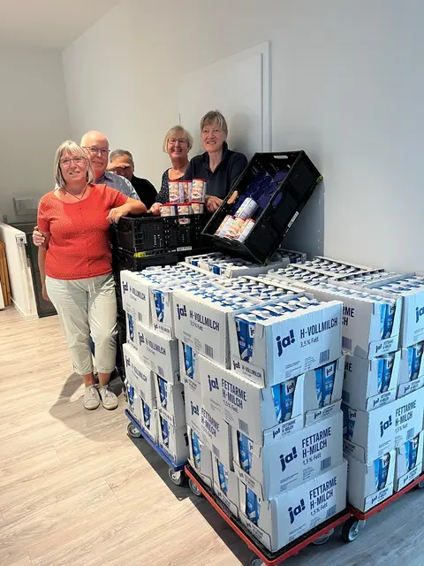 Peter und Dörthe Nagel (li.) spendeten Capuccino und Milch an die Harsefelder Tafel | Foto: Tafel Harsefeld