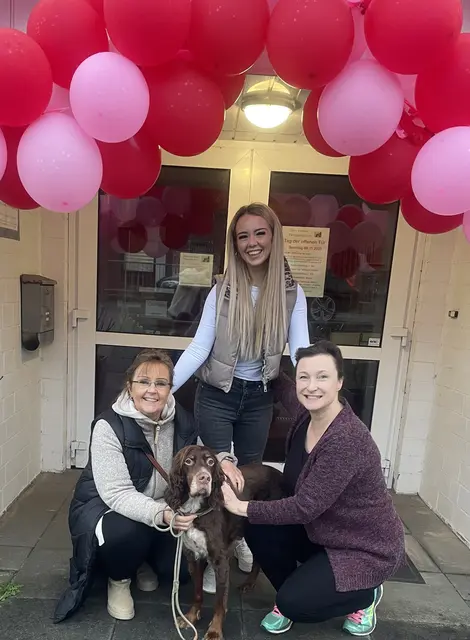 Rose Polaczyk (re.) übergibt 200 Euro an Sonja (li.) und Liona Plorin sowie Hund Joschi von der Tiertafel Buxtehude | Foto: Dance and Roses