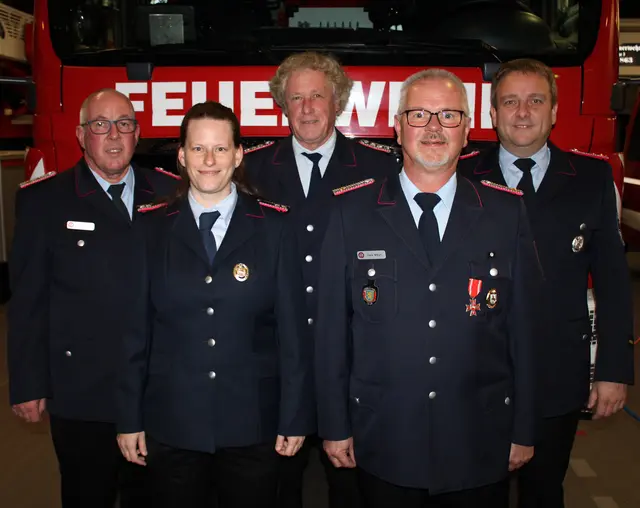 Ortsbrandmeister Jörg Micsek (v. li.), Sarah Kehl, Peter Grawonski, Uwe Meyn und den stellvertretenden Abschnittsleiter Jan Elvers bei der Ehrung | Foto: Burkhard Giese